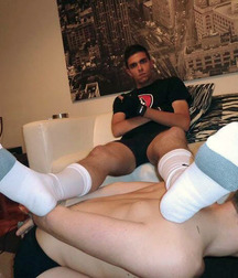 At the boys feet 5f7ca901b4e11.jpg