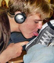 At the boys feet 5f7ca922b470c.jpg