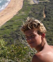 Pretty faces amazing hair 5f7e1421b91d0.jpg