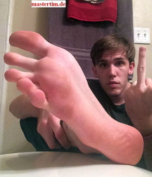 They like their feet sniffed 5f7f25f436d05.jpg