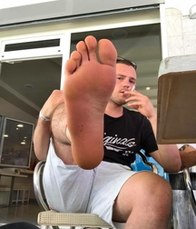 They like their feet sniffed 5f7f2629cbd92.jpg