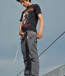 Taking a leak 5f84bd4b7bdc2.jpg