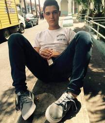 Sneakers and jeans 5f8742ac6c139.jpg