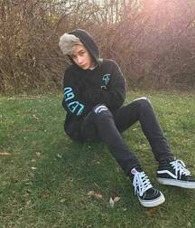 Sneakers and jeans 5f8742cd1a1e6.jpg