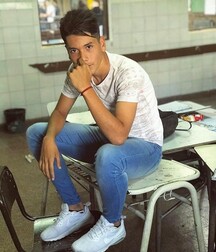 Sneakers and jeans 5f8742dfef71c.jpg