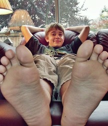 Smelly sox and feet 5f89de927b78e.jpg