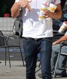Hotties wearing flipflops 5f8f1824ab357.jpg
