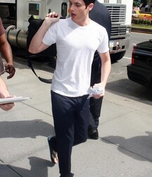 Hotties wearing flipflops 5f8f1837579f6.jpg