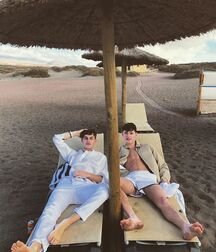 Cool boys on vacation 5f91cd72de794.jpg