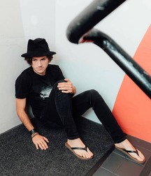 Barefoot and flip flops 5f94b9da38382.jpg