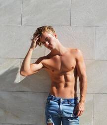 Hotties wear jeans 5f95beb8236ca.jpg