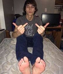 Worship the twinks feet 5f9884f52e25f.jpg