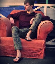 Worship the twinks feet 5f9884fd0122f.jpg