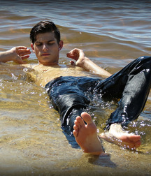 Boy beauties barefoot 2 5f9ace38b3f8f.jpg