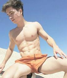 Guys in shorts 5f9acfdec9827.jpg