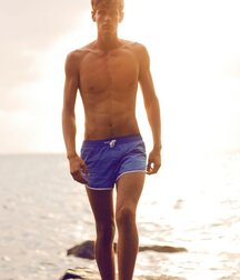 Guys in shorts 5f9acfe62f167.jpg