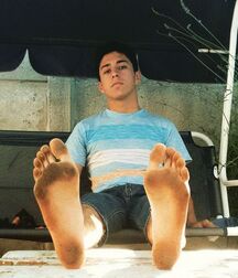 Who will clean these dirty feet 5fa344552f47d.jpg