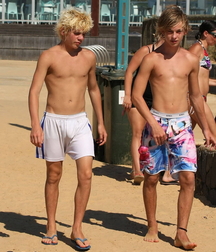 Flip-flop guys 5fa354a0bdfcd.jpg