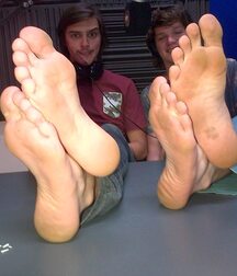 Amazing foot friends 5fa7127818587.jpg