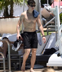 Twinks and guys barefoot 5fa99e08b1ac4.jpg