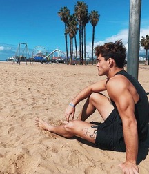 Twinks and guys barefoot 5fa99e18cf1cd.jpg