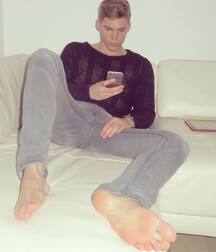 Twinks and guys barefoot 5fa99e22e5773.jpg