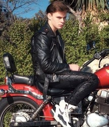 Erotic leather wear 5fb08780643ff.jpg