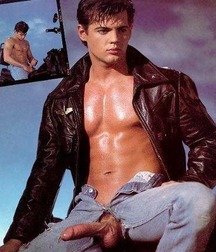 Erotic leather wear 5fb08794b5d7b.jpg