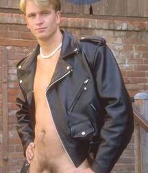 Erotic leather wear 5fb0879654399.jpg
