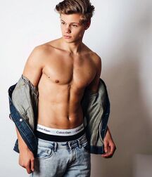 Beautiful male models 5fb2fd6a28437.jpg