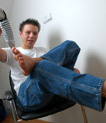 Barefoot boy hotties 5fb568ecd7bd5.jpg