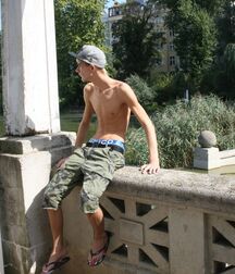Barefoot boy hotties 5fb568fccc607.jpg
