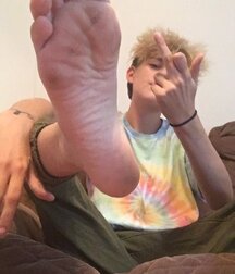Barefoot boy hotties 5fb56934f0a4a.jpg