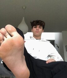 Barefoot boy hotties 5fb5693948910.jpg