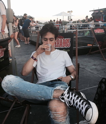 Sneaker and Jeans boys 5fb70bf0bf7f8.jpg