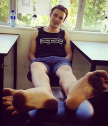 Lick some dirty sweaty feet 5fb9a7dc0fb9c.jpg