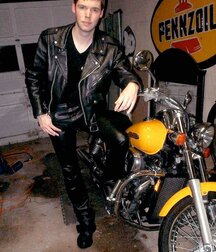 Leather loving hotties 5fb9c00315714.jpg
