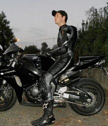 Leather loving hotties 5fb9c0052ea3b.jpg