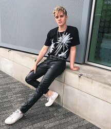 Leather loving hotties 5fb9c08d0c80b.jpg