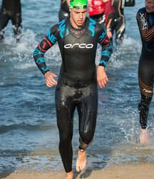 Sports boys in wetsuit 5fbaf302c7a5b.jpg