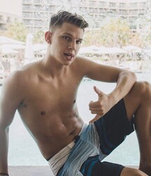 Bois in beach shorts 5fbc0de6a8a7d.jpg