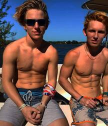Bois in beach shorts 5fbc0e622f121.jpg
