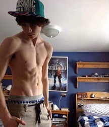 Boys wearing baseball caps 5fbc108abff38.jpg
