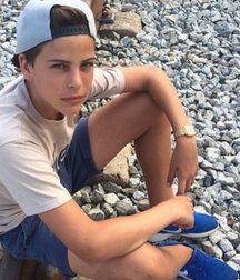 Boys wearing baseball caps 5fbc10aeae2f8.jpg