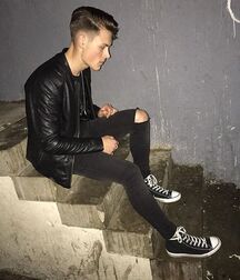 Converse lovers 5fbc32b28c9e8.jpg