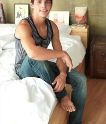 Blue jeans and bare feet 5fbd875d7bf5c.jpg