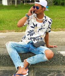 Blue jeans and bare feet 5fbd875f7744f.jpg