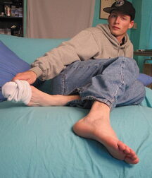 Blue jeans and bare feet 5fbd8770b2948.jpg
