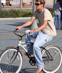 Blue jeans and bare feet 5fbd8775d718e.jpg