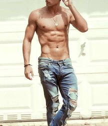 Blue jeans and bare feet 5fbd877d59f58.jpg